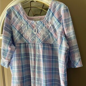 Miss Elaine 2x pink/blue/white Striped; Day Gown. Accent piece on the zipper.